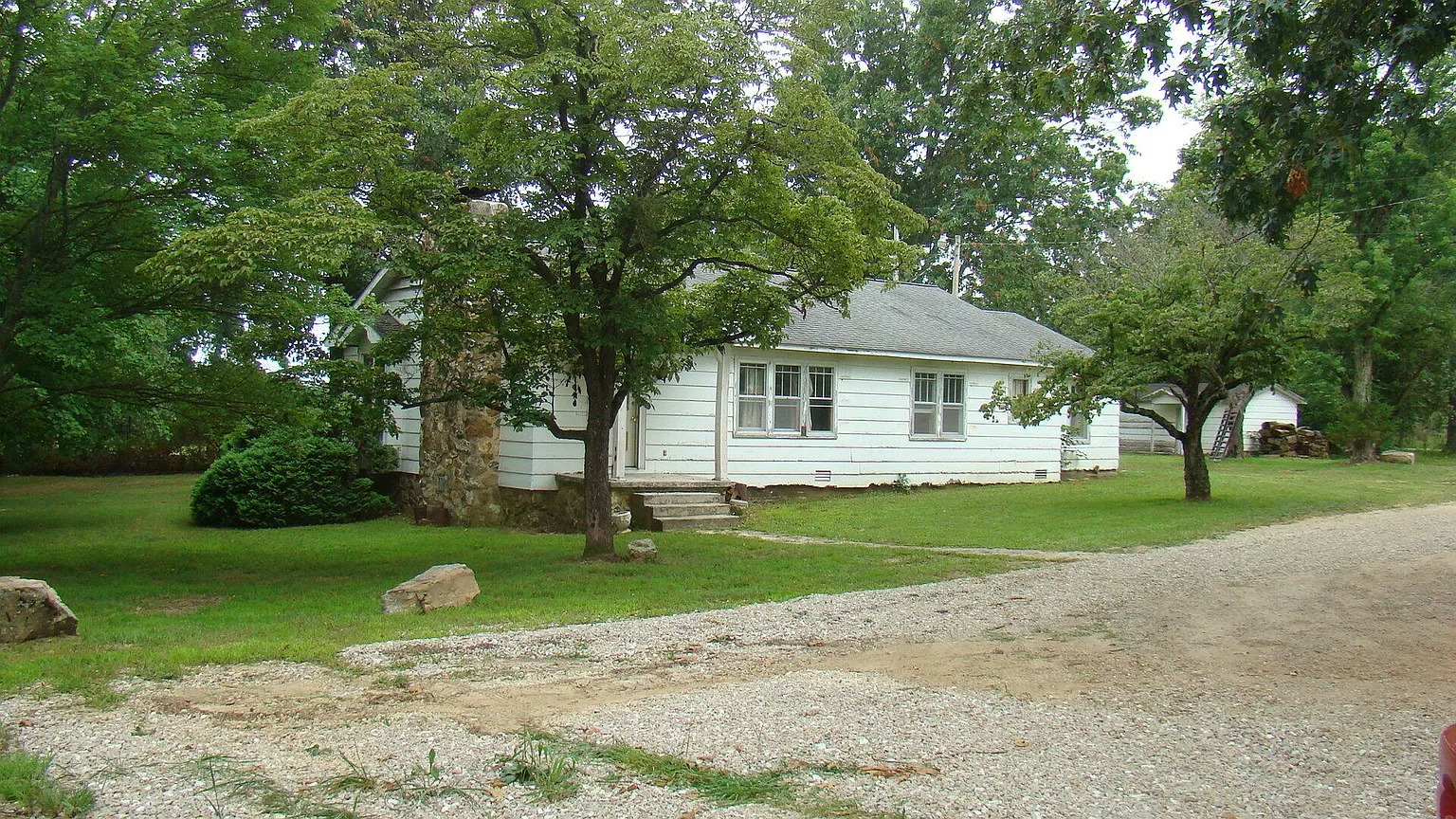 Stunning Farmhouse on 43 Acres for Sale in Mountain View, Missouri