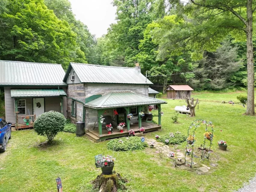 Cozy Log Cabin in Mannington, West Virginia