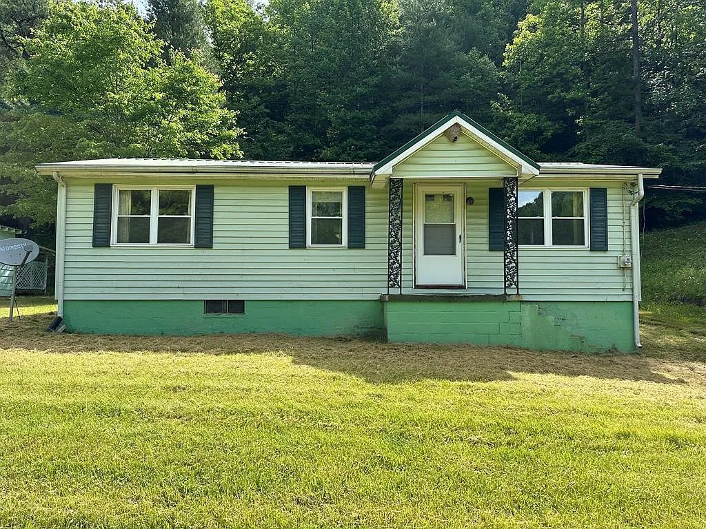 1967 Ranch-Style Home on 22.39 Acres in Vansant, Virginia