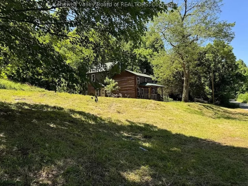 Cozy and Charming Log Cabin in East Lynn, West Virginia