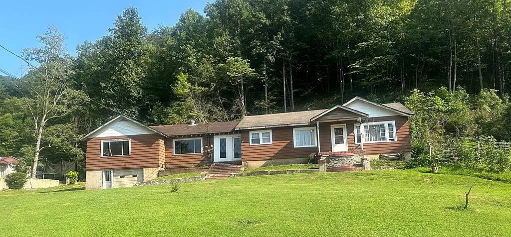 1966 Home on 30 Acres in Shelbiana, Kentucky