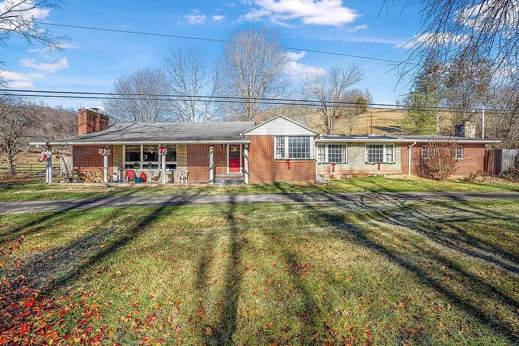 Spacious 4-Bedroom Home on 33 Acres in Castlewood, Virginia