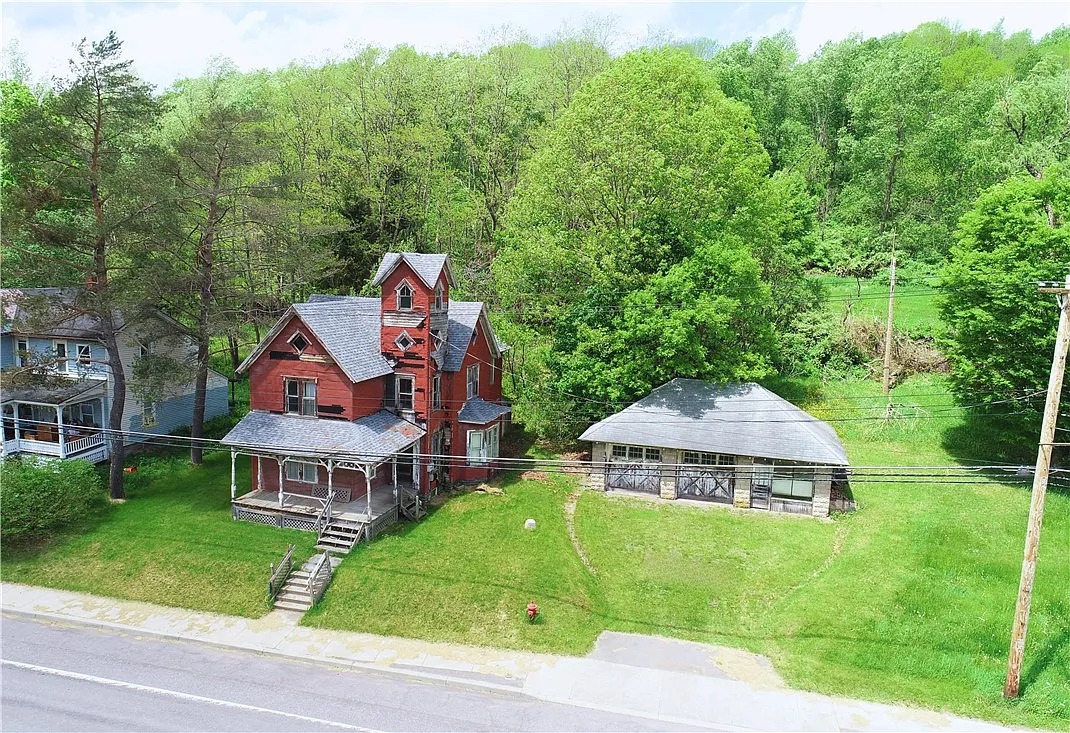 Fixer-Upper in Scenic Hamden, New York
