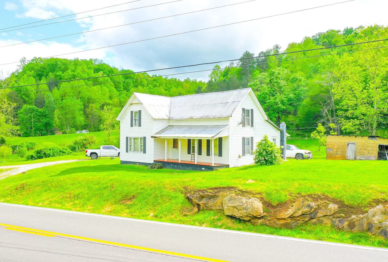 20-Acre Farmhouse with Mixed Terrain in Manchester, Kentucky