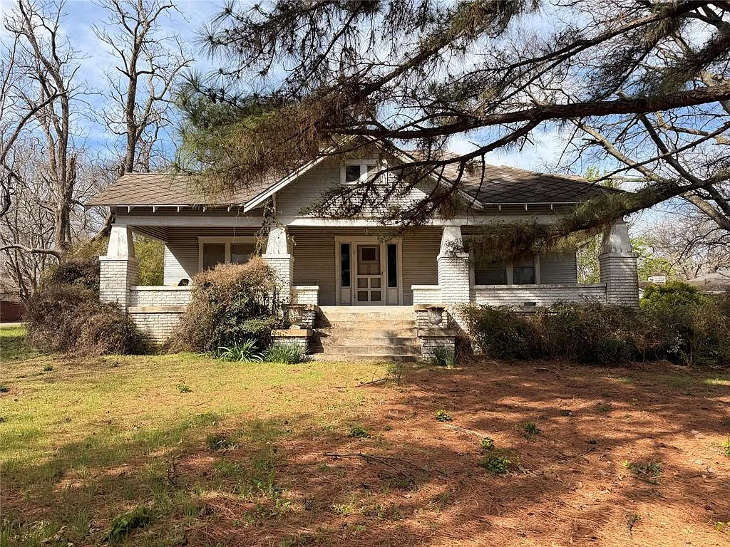 Historic Home with 0.8 Acres in Wewoka, Oklahoma
