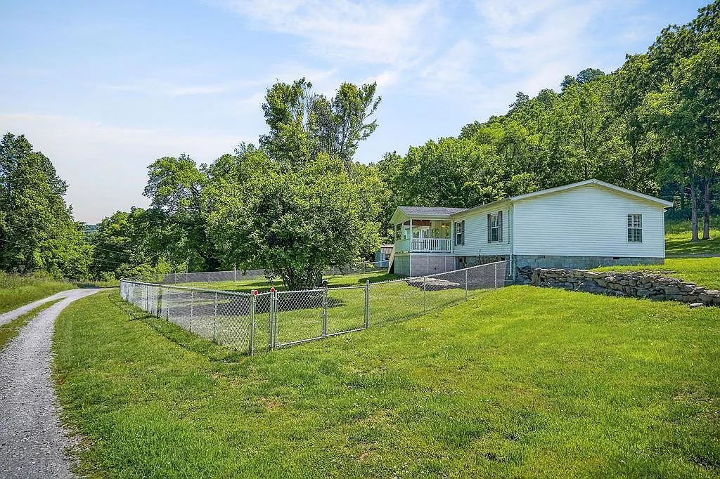 Manufactured Home with 164 Acres in Buffalo Valley, Tennessee