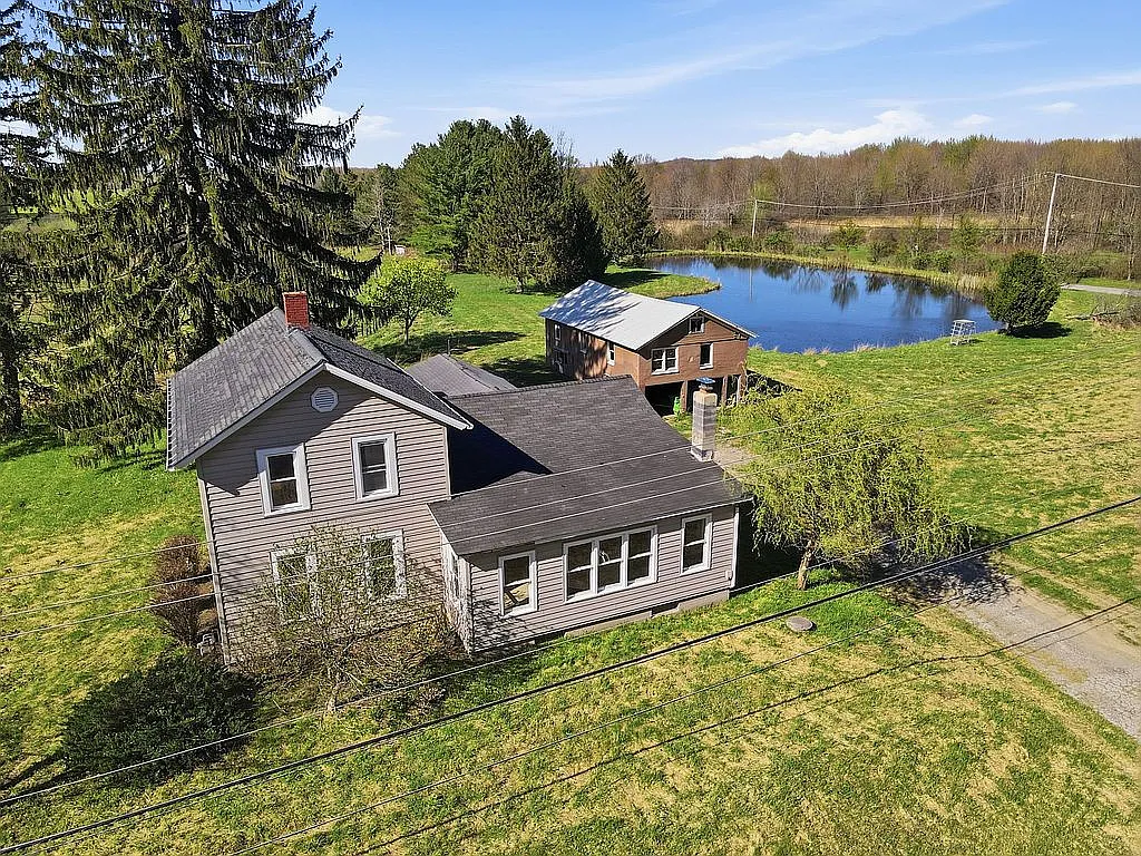 Home with 9 Acres in Jefferson, Ohio