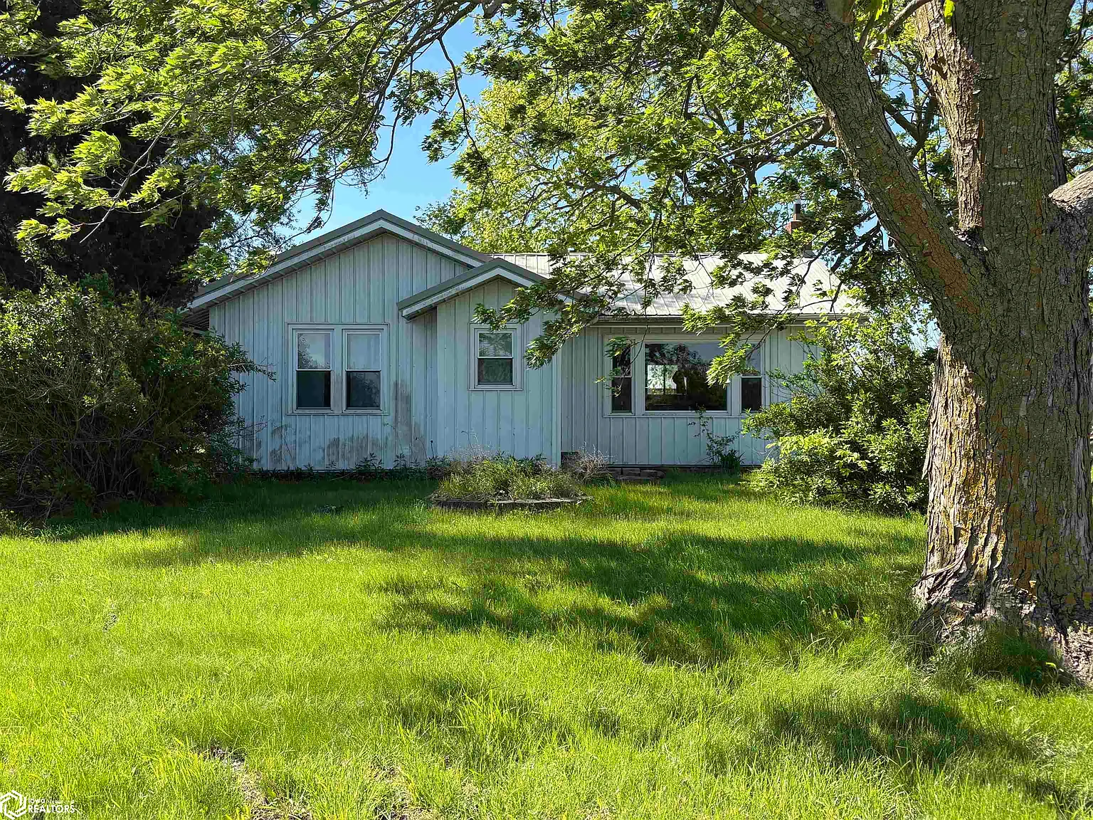 Farm Home with 23 Acres in Lancaster, Missouri