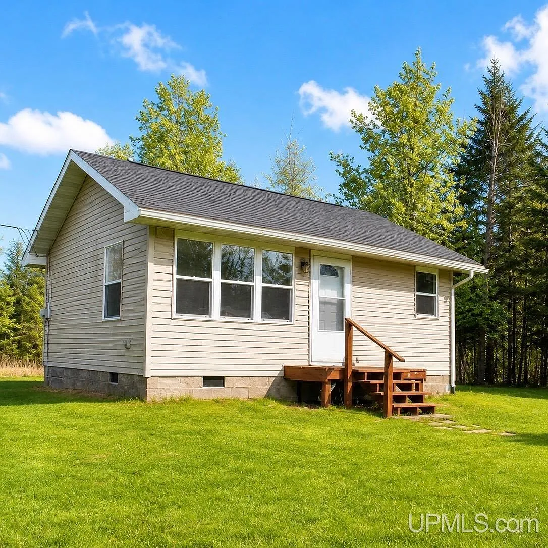 Cottage with 20 Acres in Rapid River, Michigan