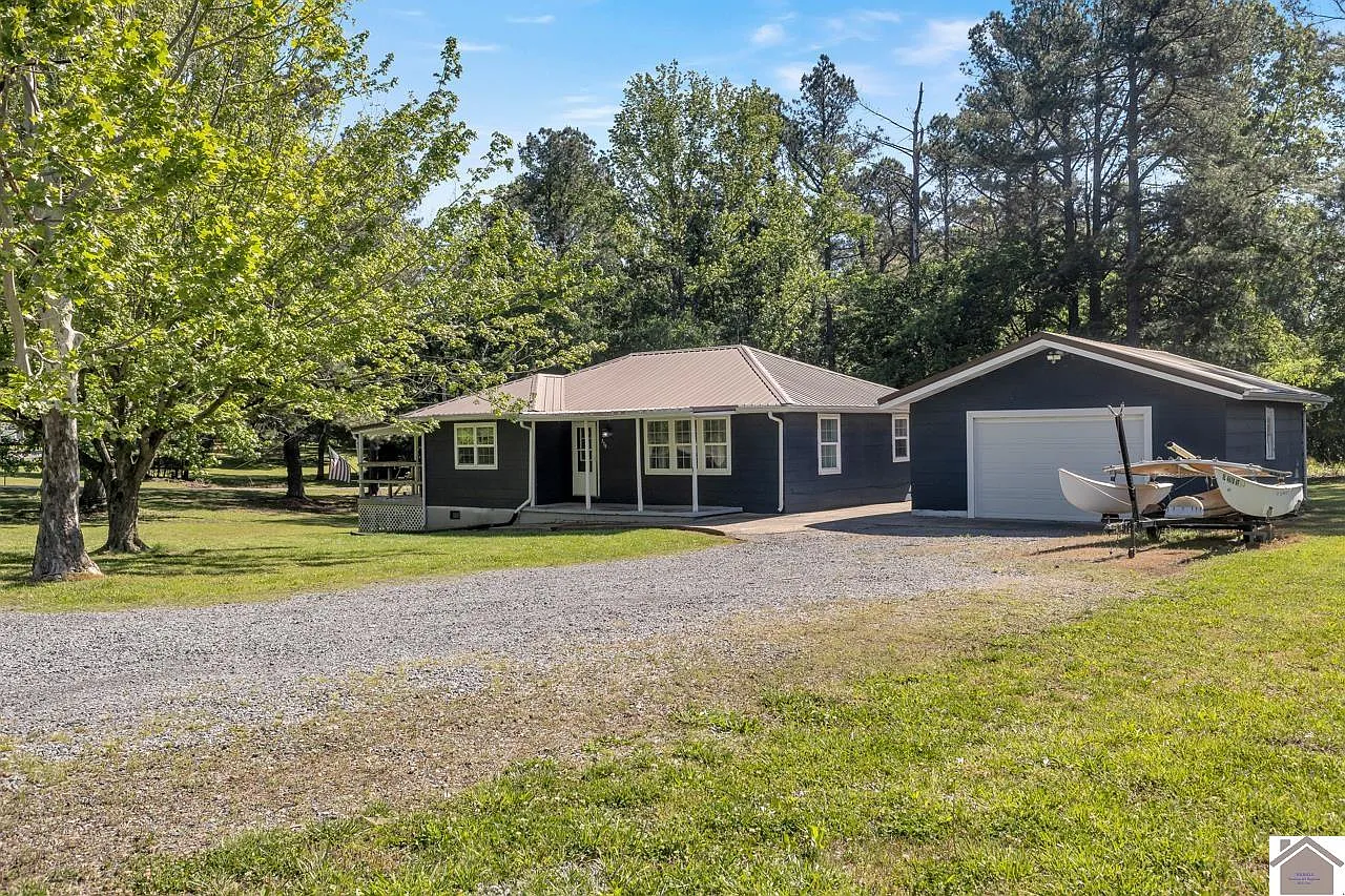 Single Family Residence with 0.91 Acres in Benton, Kentucky