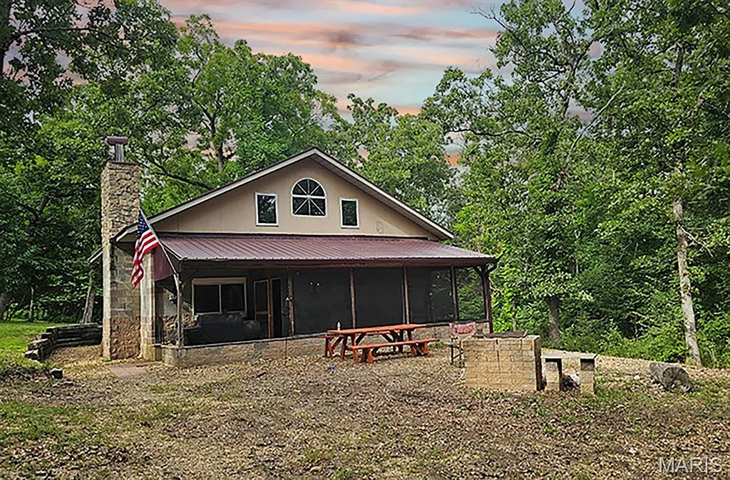 Cabin with 354 Acres in Versailles, Missouri